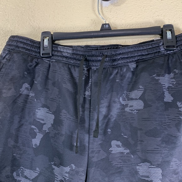 Layer 8 Men's Shorts Size L NWT Fleece Lined Thermal Black Camo - Picture 3 of 15